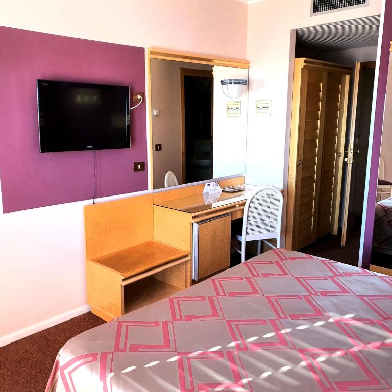 Hotel Antares - Camera Matrimoniale con Balcone e Vista Mare - 12