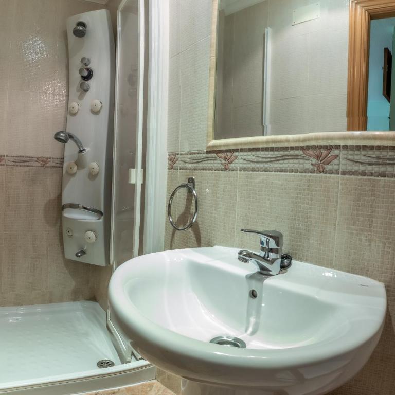 Pensión Isabel by Vivere Stays - Habitación Doble con baño privado - 2 camas - 5