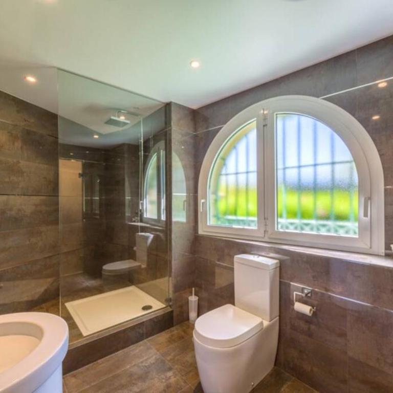 Palatial Villa in Hacienda Las Chapas, Marbella - Villa - 8