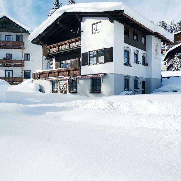 Family Friendly Chalet - Central with Beautiful Mountain Views - Familienapartment mit Balkon und Bergblick - 5