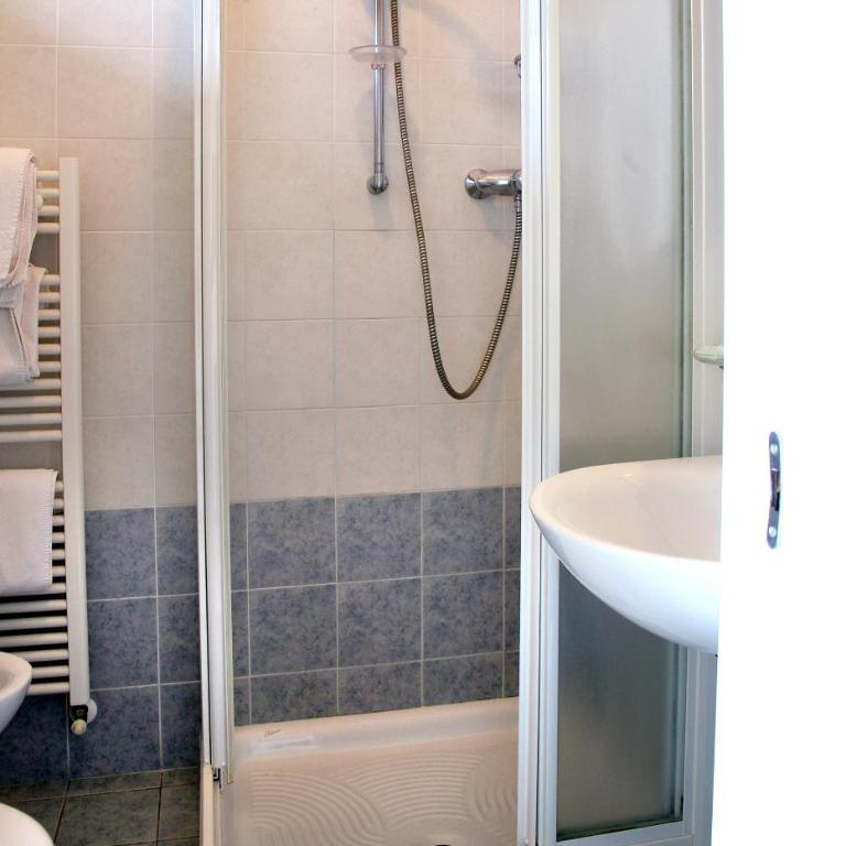 Hotel Patrizia - Quadruple Room with Balcony and Front Sea View - 4