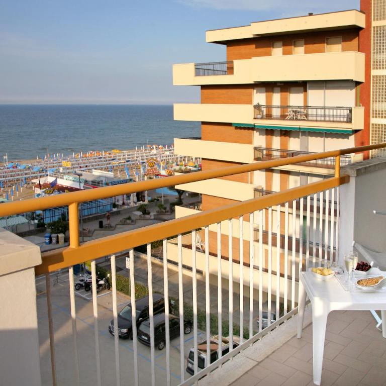 Hotel Patrizia - Quadruple Room with Balcony and Front Sea View - 3
