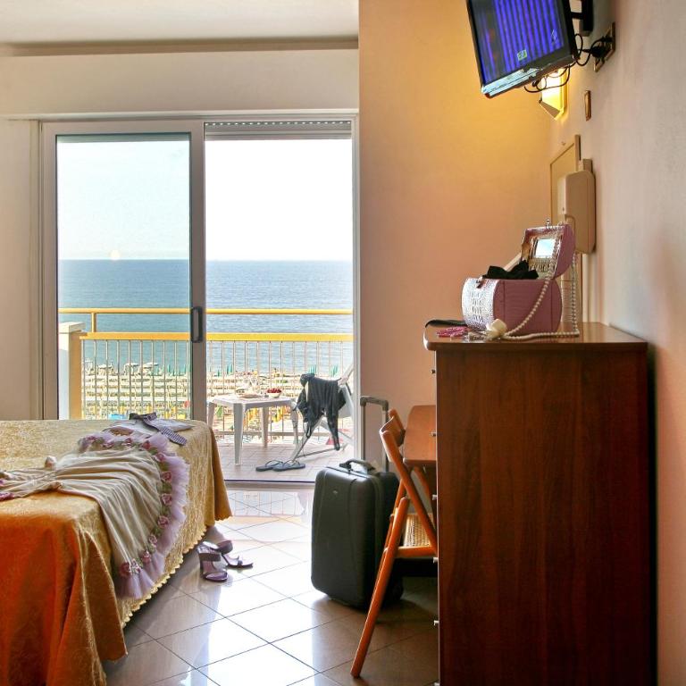 Hotel Patrizia - Superior Room with Balcony and Front Sea View - 1