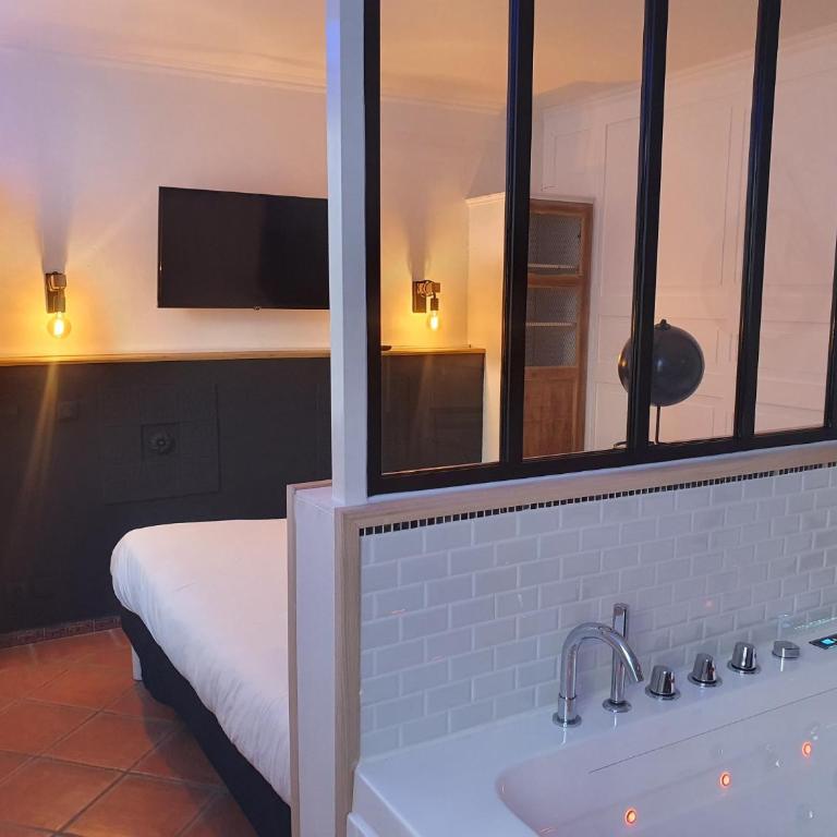 The Originals Boutique, Clair Hôtel, Martigues - Suite Balneo - 1