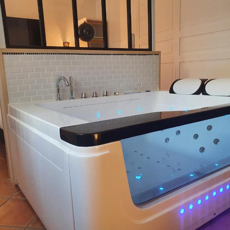 The Originals Boutique, Clair Hôtel, Martigues - Suite Balneo - 2