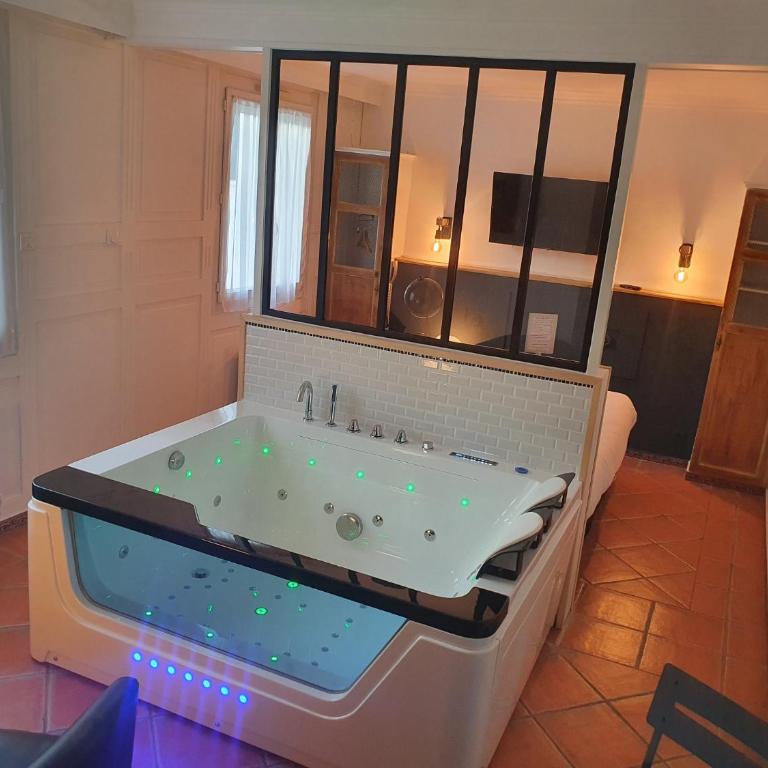 The Originals Boutique, Clair Hôtel, Martigues - Suite Balneo - 3