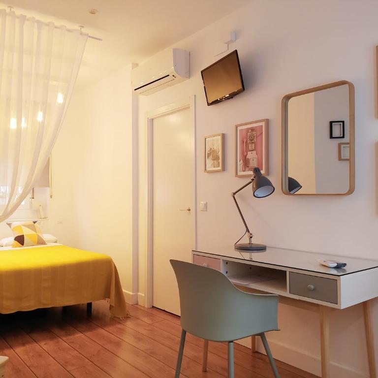 Hotel Smile & Co Hostal Boutique - Economy Double Room with 53 in bed - 8
