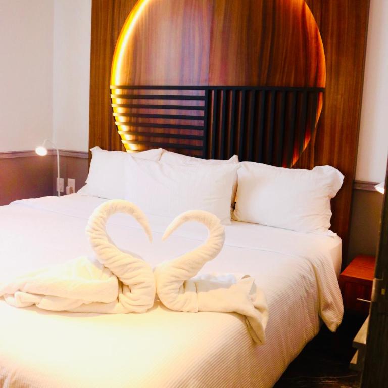 Singular Joy Vacation Rentals - One-Bedroom Suite - 9