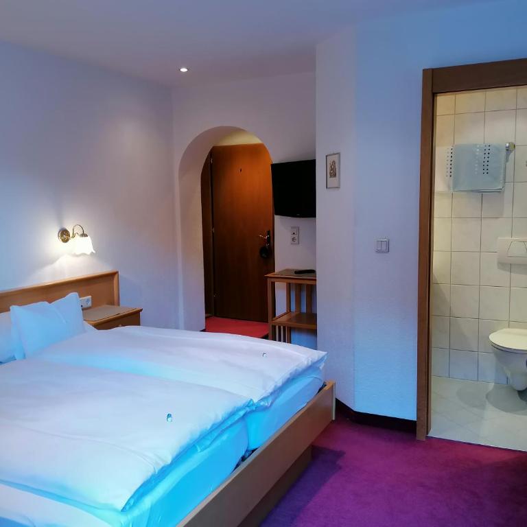 Haus Marion Haueis - Budget Doppelzimmer mit Balkon - 7