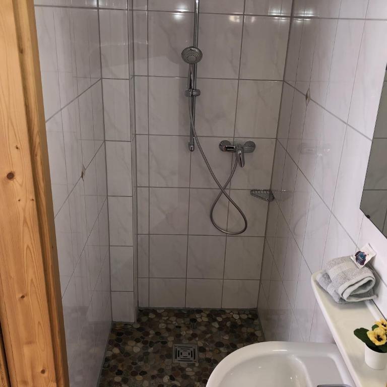 Ferienhaus Elisabeth - Familienzimmer mit Dusche - 10