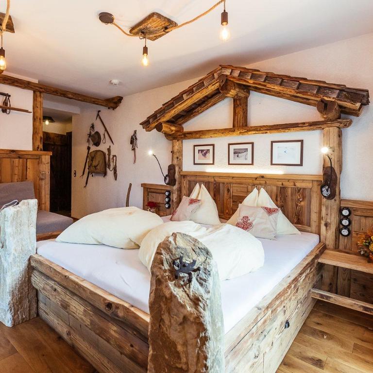 Pension Seighof - Geschichte zum Anfassen seit 1366 - regionales Frühstück & Halbpension - Skishuttle - Ski In - Bergpanorama - Deluxe Doppelzimmer mit Balkon - 2