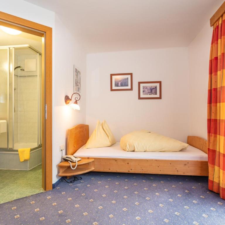 Pension Seighof - Geschichte zum Anfassen seit 1366 - regionales Frühstück & Halbpension - Skishuttle - Ski In - Bergpanorama - Einzelzimmer mit Balkon - 1