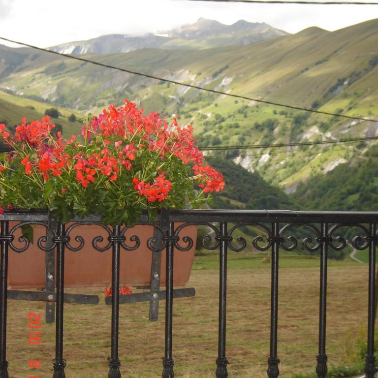 appartement gentiane 4personnes dans gite "la maison d'augustin" classé 3 étoiles,la tour,73530 st jean d'arves - Appartement avec Vue sur la Montagne - 45