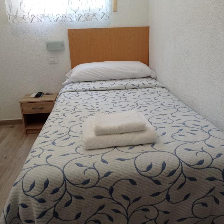 Pension Cuatro Torres - Single Room with Bathroom - 1