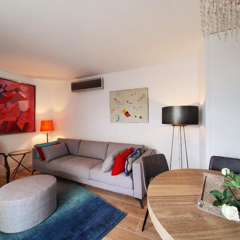 Ático esquinero muy soleado con la terraza de 50 m2 - Apartamento de 2 dormitorios - 24