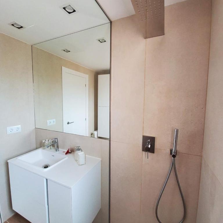 Ático esquinero muy soleado con la terraza de 50 m2 - Apartamento de 2 dormitorios - 39