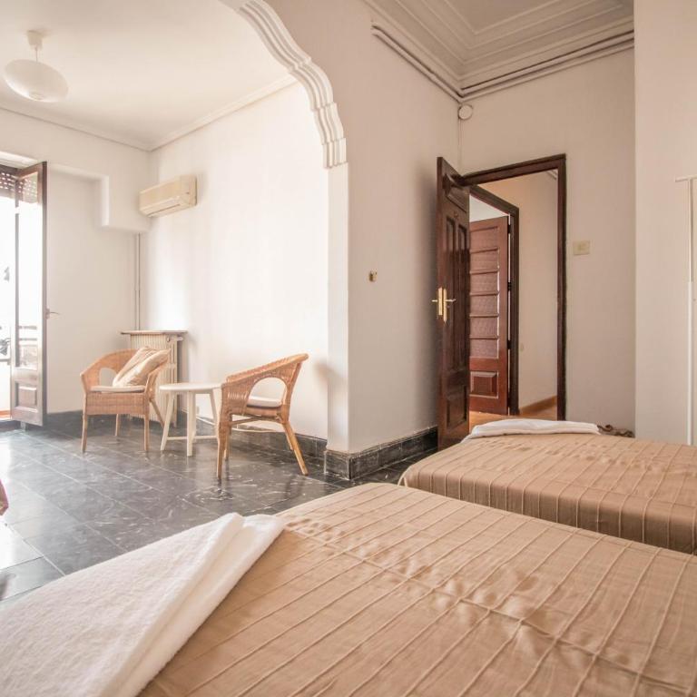 Rotaret - Triple Room with Balcony and Shared Bathroom - 2