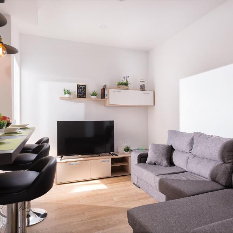 Cozy 3 bed apartment in the heart of Alicante - Three-Bedroom Apartment - 11