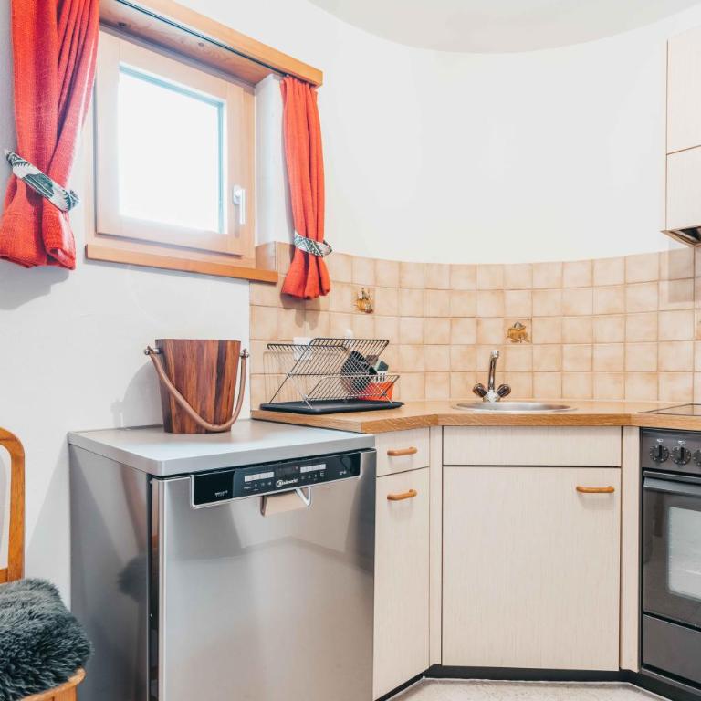 Charming 4 bed flat in Flims - Apartment - 7