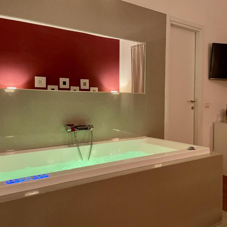 Le Coq Suites - Camera Queen con Vasca Idromassaggio - 9