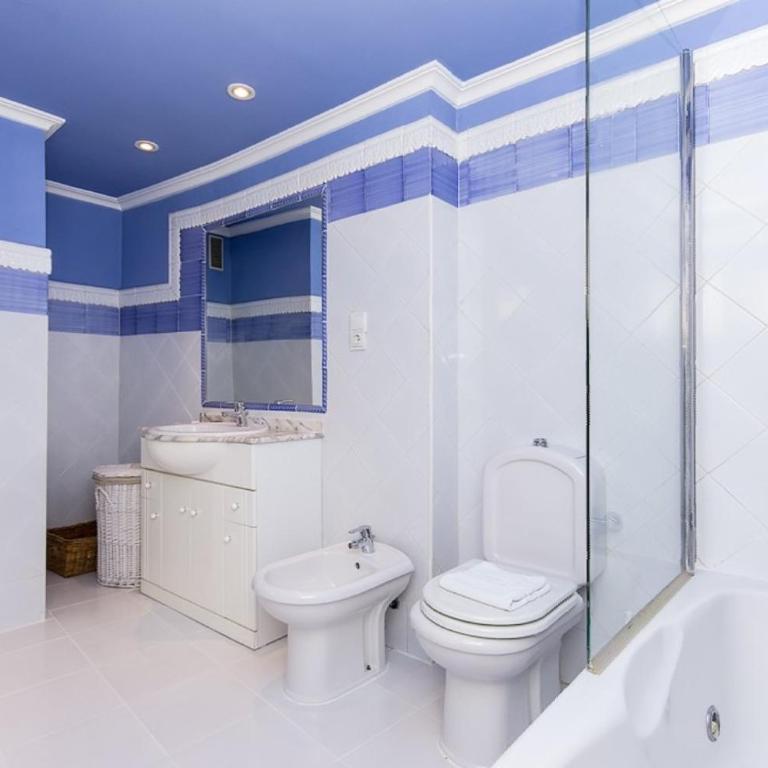 No turistic rental, Duplex penthouse in the historic center, Valencia, ideal for those looking to stay in the city for a season, including professionals and students - Three-Bedroom Apartment - 9