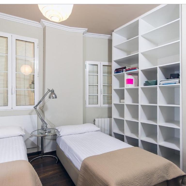 No turistic rental, Duplex penthouse in the historic center, Valencia, ideal for those looking to stay in the city for a season, including professionals and students - Three-Bedroom Apartment - 5