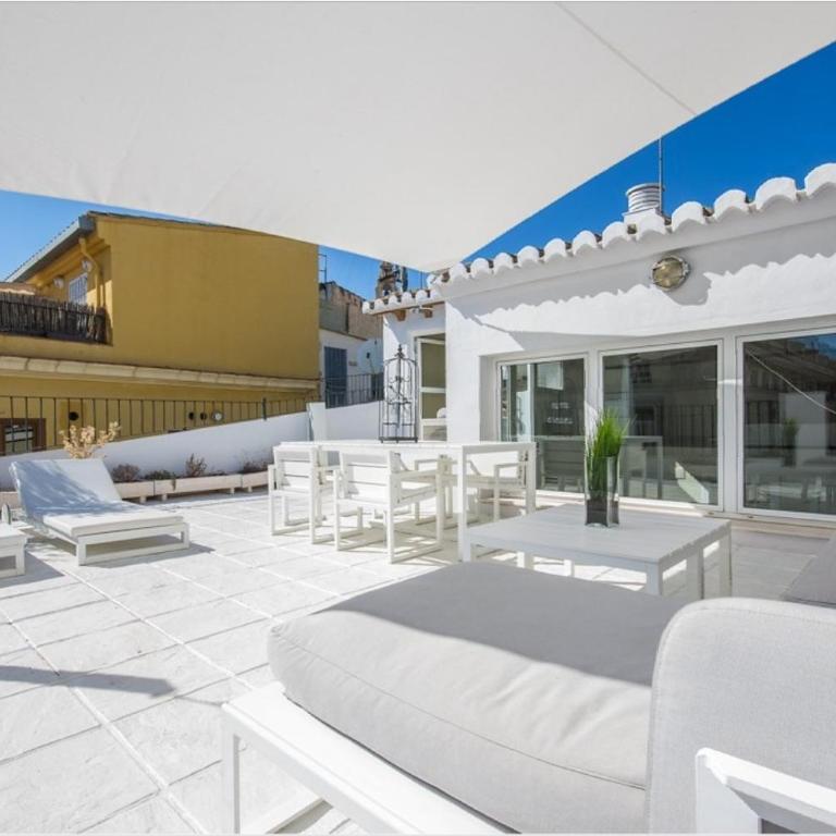 No turistic rental, Duplex penthouse in the historic center, Valencia, ideal for those looking to stay in the city for a season, including professionals and students - Three-Bedroom Apartment - 2