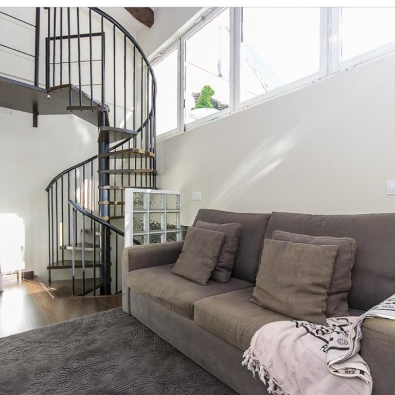 No turistic rental, Duplex penthouse in the historic center, Valencia, ideal for those looking to stay in the city for a season, including professionals and students - Three-Bedroom Apartment - 7