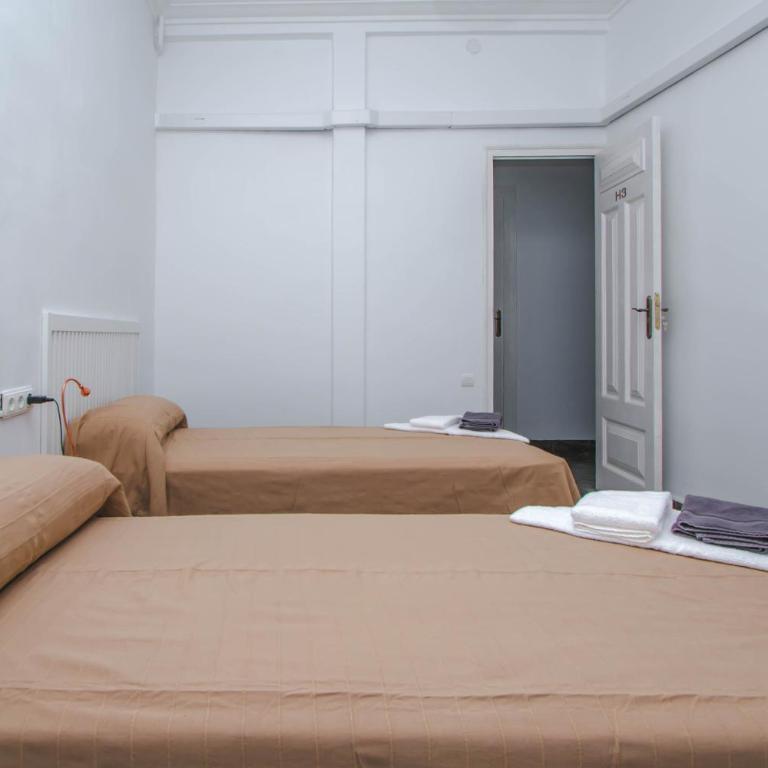 Rotaret - Twin Room 2 Beds with Shared Bathroom - 2