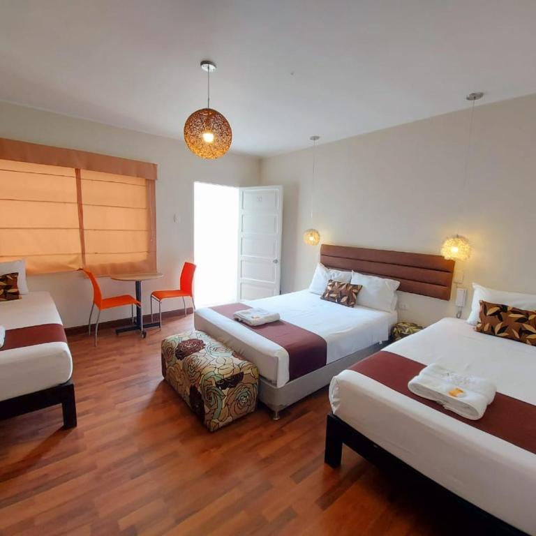 Hostal Atenea - Family Room with Private Bathroom - 3