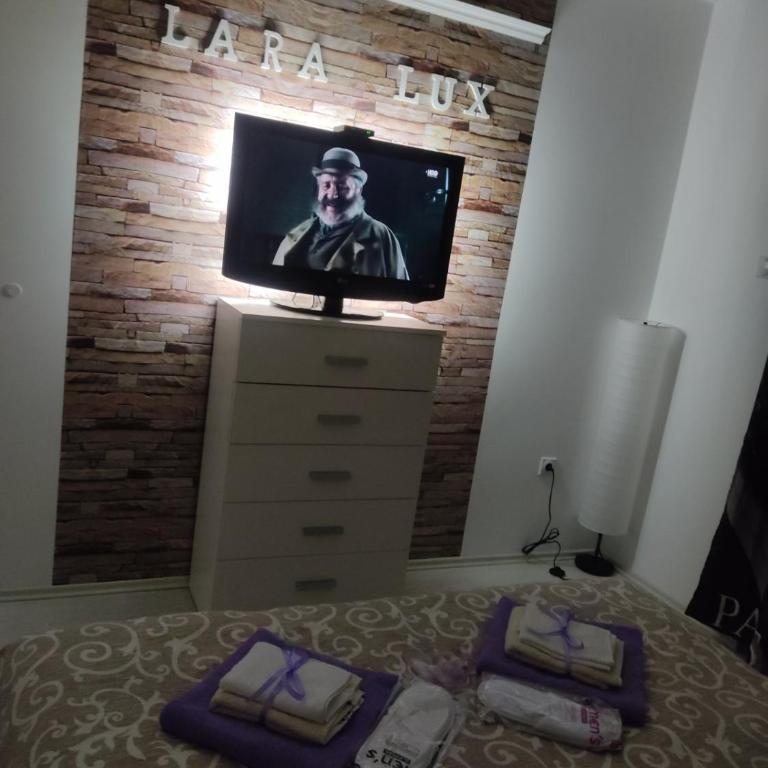 Lara Lux - One-Bedroom Apartment - 13