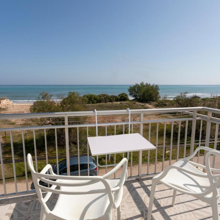 Los Chopos, 2 dormitorios, frente al mar, by Bookindenia - Apartamento de 2 dormitorios - 1