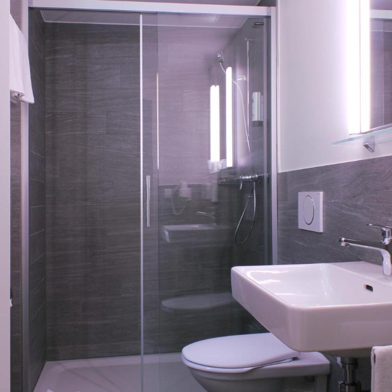 Hotel Bernerhof - Superior Quadruple Room with Air Conditioning - 7
