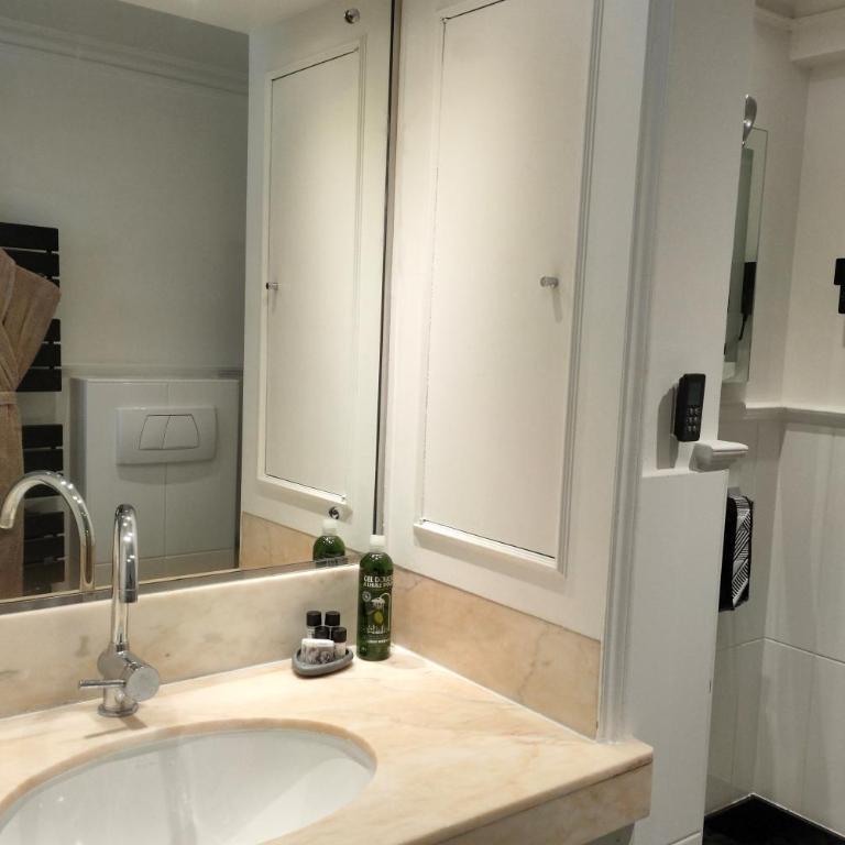 Hôtel Victoria - Chambre Double Confort avec Terrasse et Vue sur le Jardin - 7