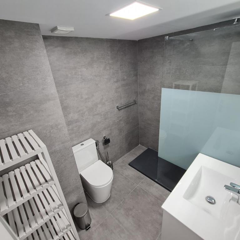 Modern 3 Bedroom Luxury Apartment in Torremolinos - Three-Bedroom Apartment - 26