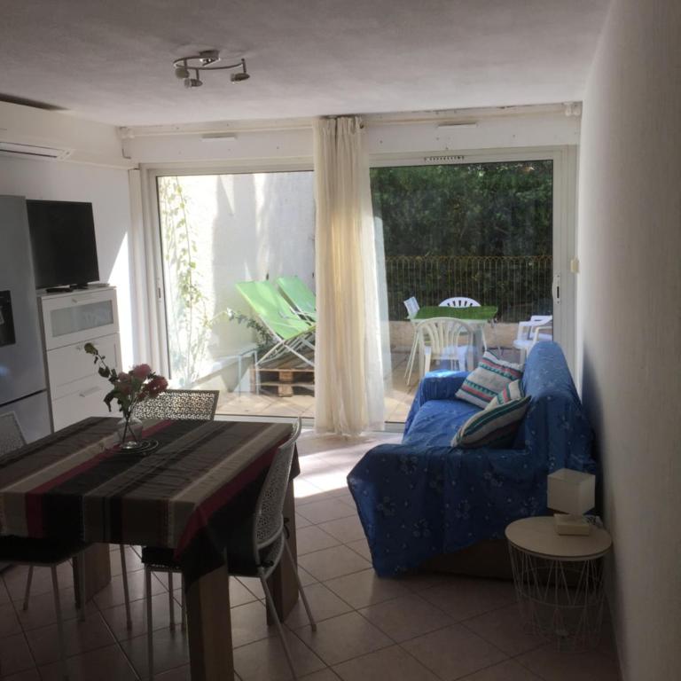 T2 de 33 m2 plus terrasse de 20m2 vue sur mer climatisé à 10 secondes chrono à pied de la plage , mer et sentier du littoral Résidence marina cap négre Six-Fours-les-Plages - Apartment mit 1 Schlafzimmer - 5