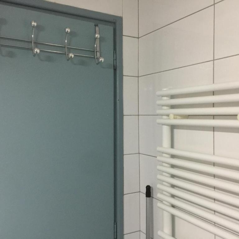 T2 de 33 m2 plus terrasse de 20m2 vue sur mer climatisé à 10 secondes chrono à pied de la plage , mer et sentier du littoral Résidence marina cap négre Six-Fours-les-Plages - Apartment mit 1 Schlafzimmer - 24