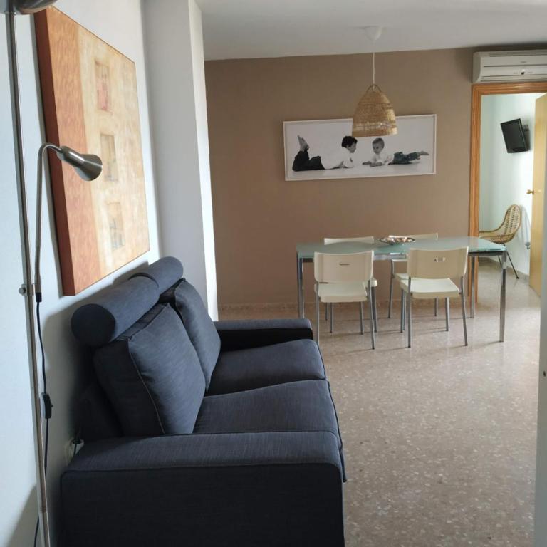 Apartamento Con Preciosas Vistas Al Mar,WIFI y piscina de temporada - Apartment - 4