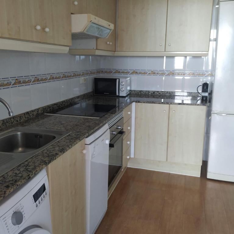 Apartamento Con Preciosas Vistas Al Mar,WIFI y piscina de temporada - Apartment - 11