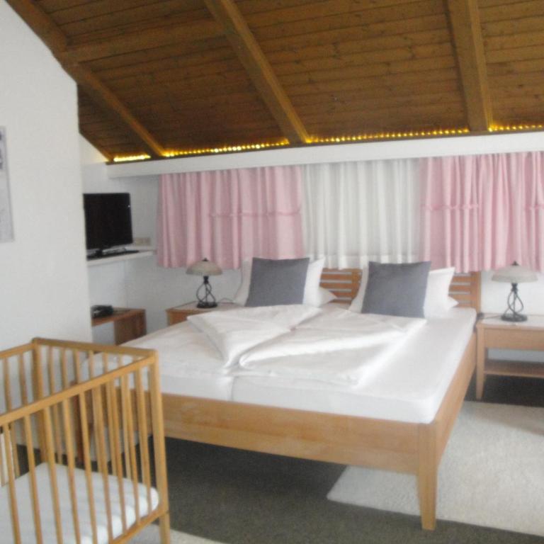 Hotel Pension Schwaiger - Familienzimmer mit Balkon - 6