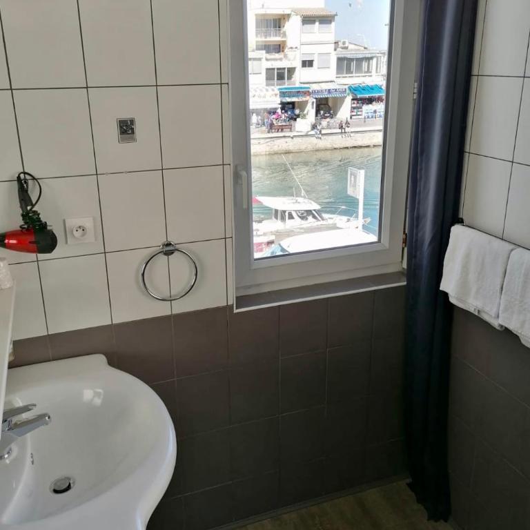 Hôtel Le Petit Baigneur - Chambre Double ou Lits Jumeaux Supérieure avec Vue sur Ville - 15