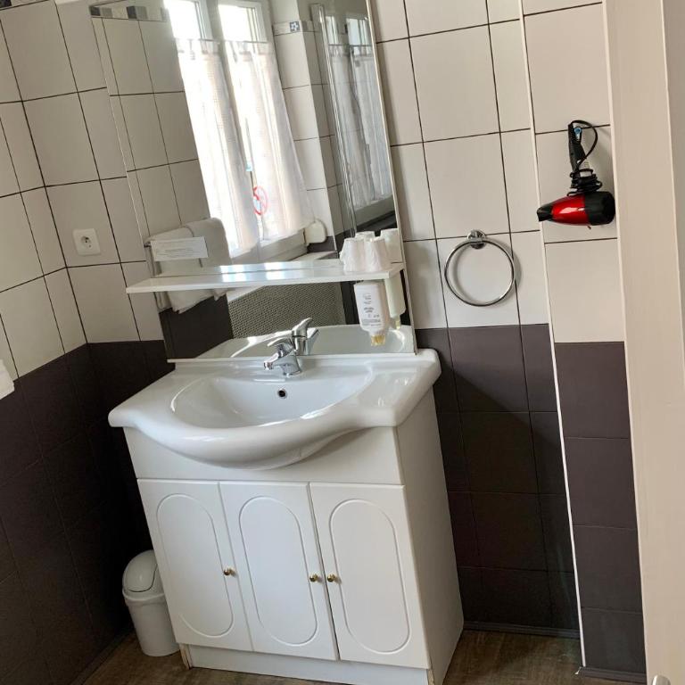 Hôtel Le Petit Baigneur - Chambre Double ou Lits Jumeaux Supérieure avec Vue sur Ville - 17