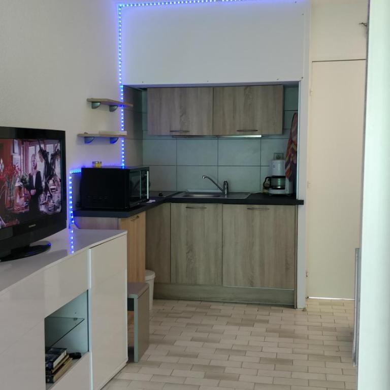 STUDIO RDJ TERRASSE PISCINE SANARY SUR MER Proche plages à pieds - Apartment mit 1 Schlafzimmer - 2