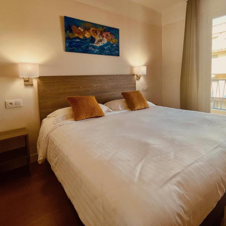 Hotel Courbet - Chambre Double ou Lits Jumeaux - Vue Partielle sur Mer - 4