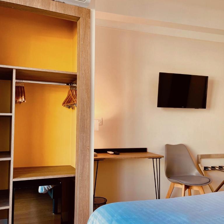 Hotel Courbet - Chambre Double ou Lits Jumeaux - Vue Partielle sur Mer - 3