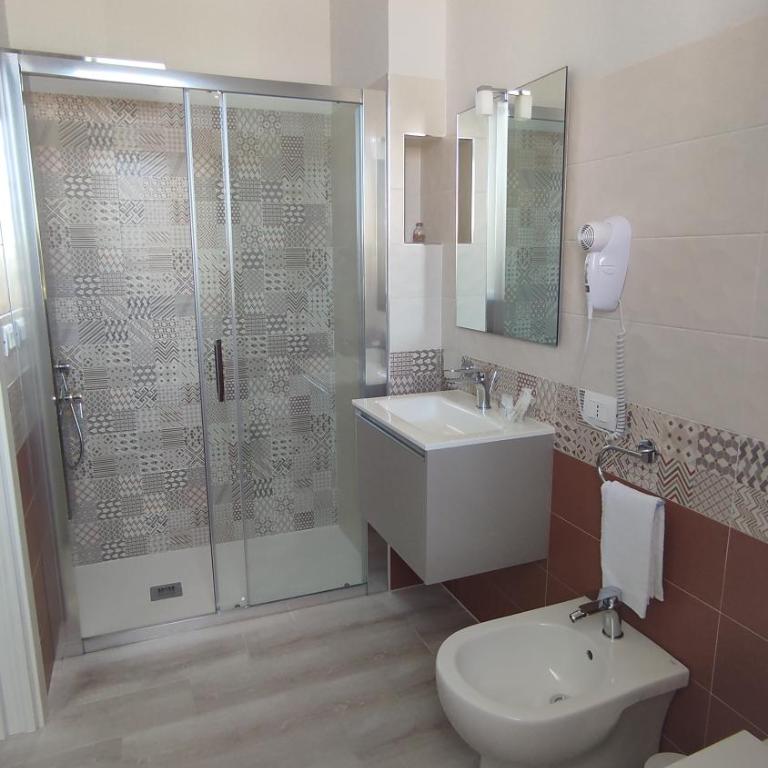 Bilateral B&B - Camera Familiare con Bagno Privato - 12