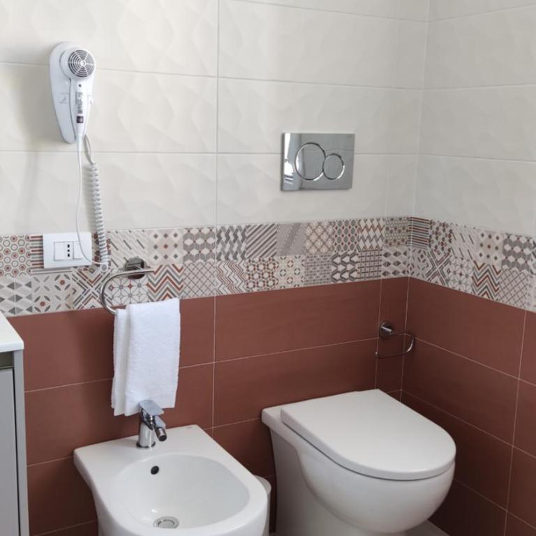 Bilateral B&B - Camera Familiare con Bagno Privato - 8