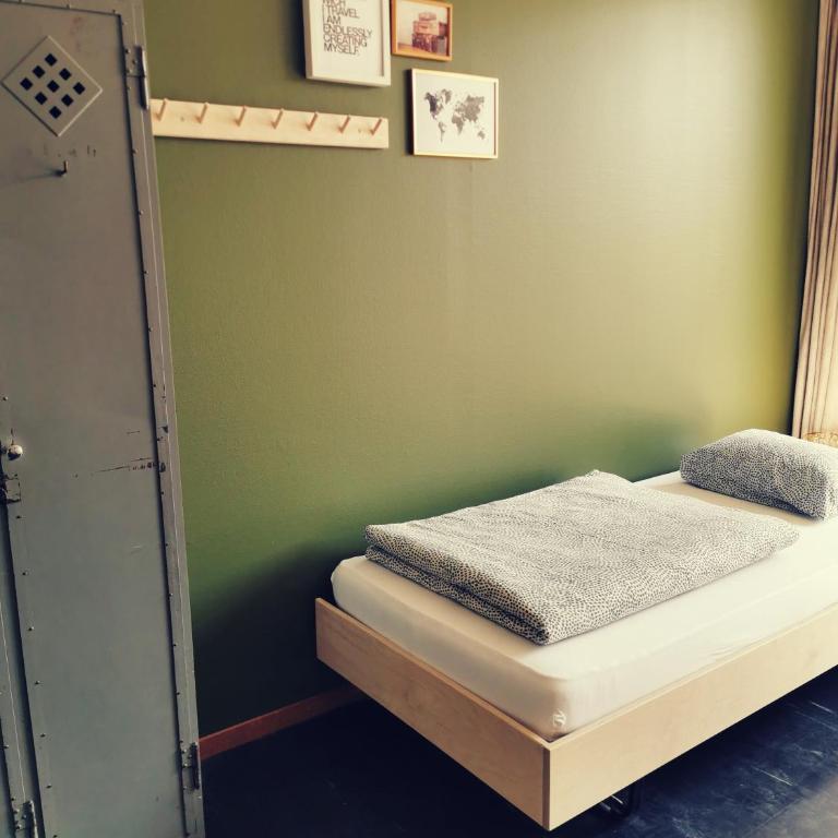 Backpackers Luzern - Budget Dreibettzimmer mit Gemeinschaftsbad - 4