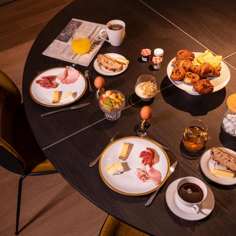 Les Suites 7 Anges - Vue Cathédrale, Parking & Centre Historique Reims - Three-Bedroom Suite CHAGALL with Terrace & Jacuzzi - 10