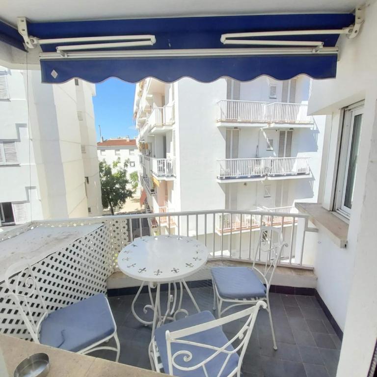 Espacioso, céntrico y cercano a la playa. - Apartamento de 2 dormitorios con terraza - 6